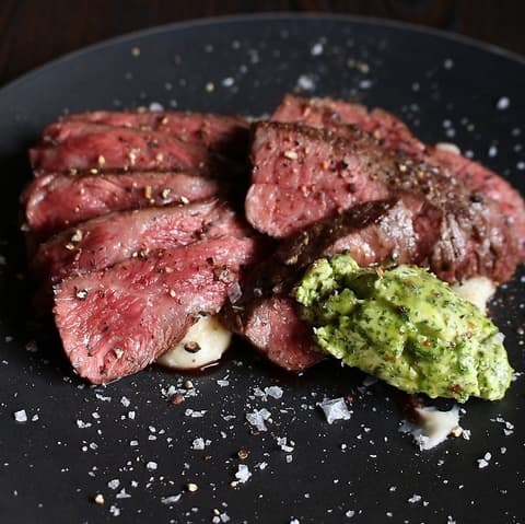 炭火で仕上げた牛肉のスライス